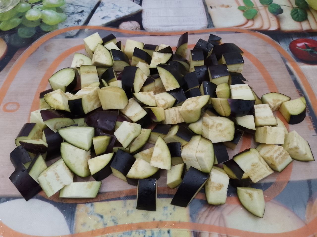 Тушеные баклажаны с помидорами и овощами, вкусно и полезно: Баклажаны промываем водой, отрезаем плодоножки и разрезаем на кубики. Складываем баклажаны в чашу и заливаем