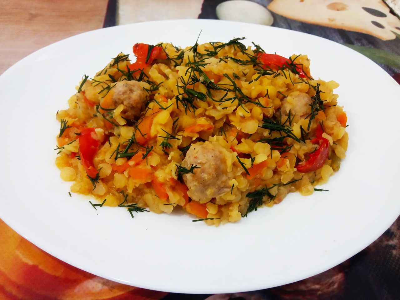 Красная чечевица тушеная с овощами и мясными шариками