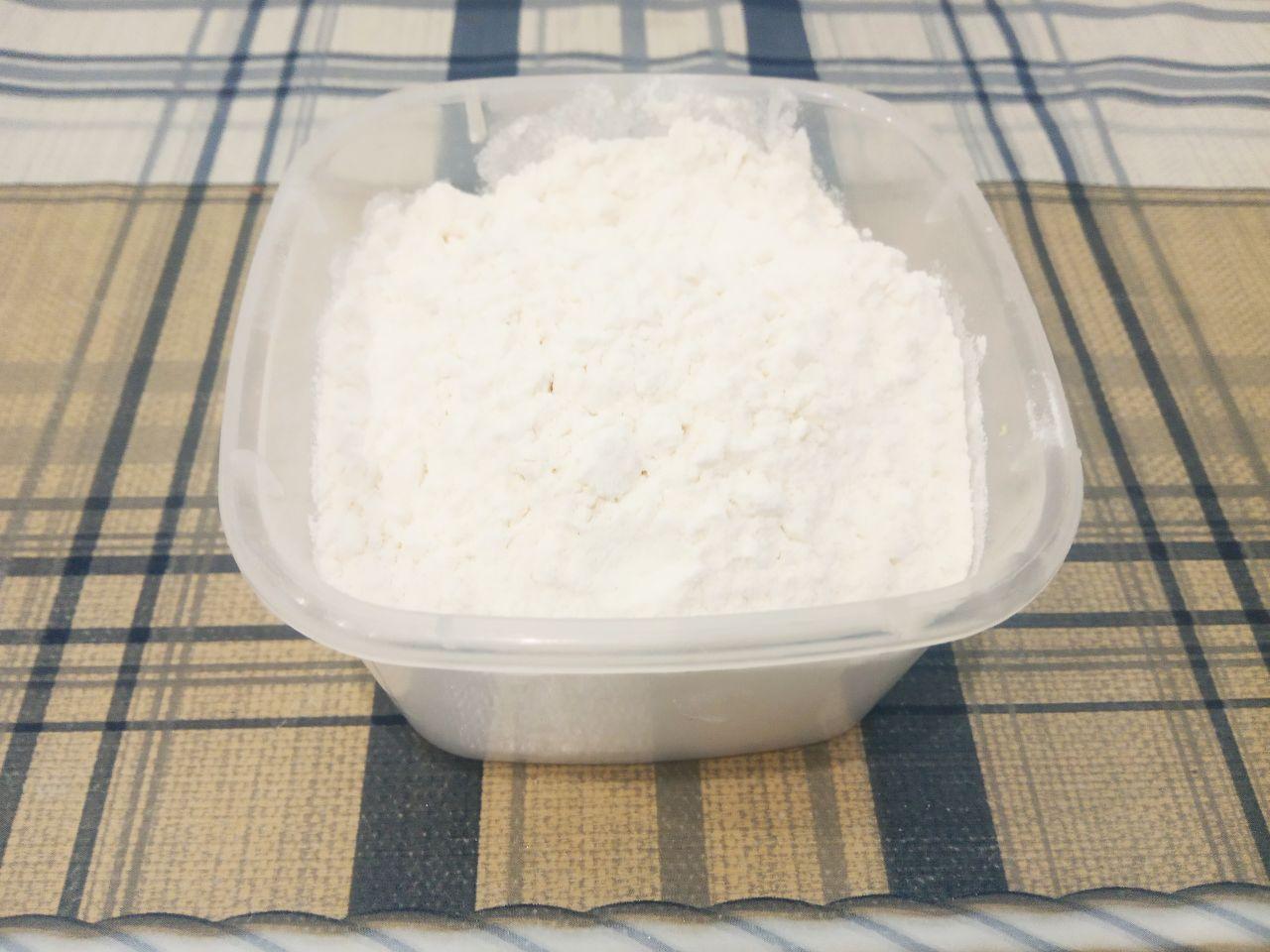 Нежные капустные оладьи с фаршем, вкусно и сытно: Кладем в капусту фарш, муку, соль и перец по своему вкусу. Капустную массу тщательно размешиваем.