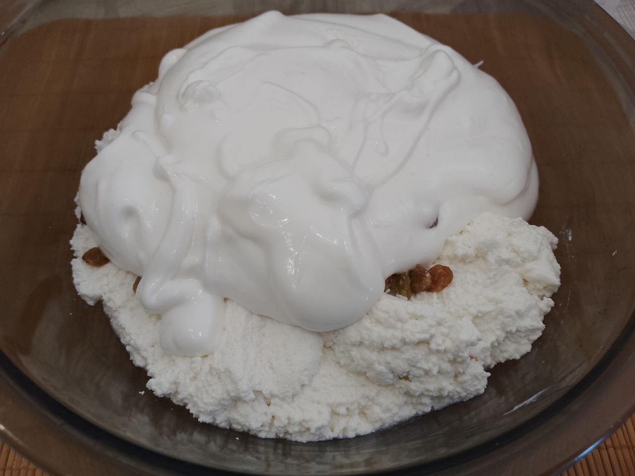 Пирог из песочной крошки и творога, вкусный и аппетитный: Выкладываем белки в творожную массу и осторожно перемешиваем снизу вверх.