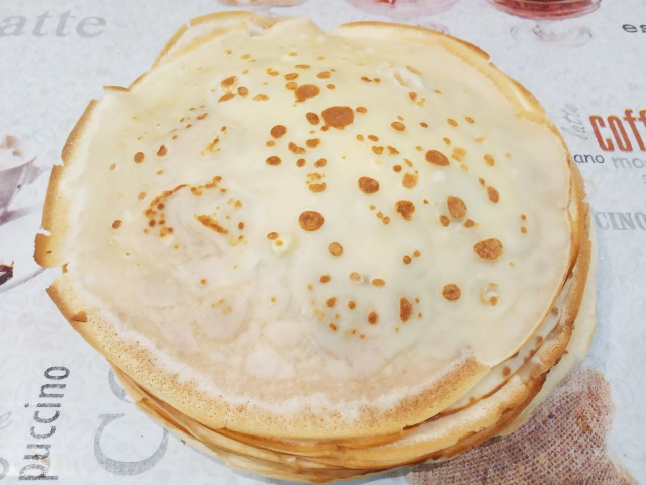 Блины с творожной начинкой, вкусные и аппетитные: Испеченные блины складываем на тарелку.