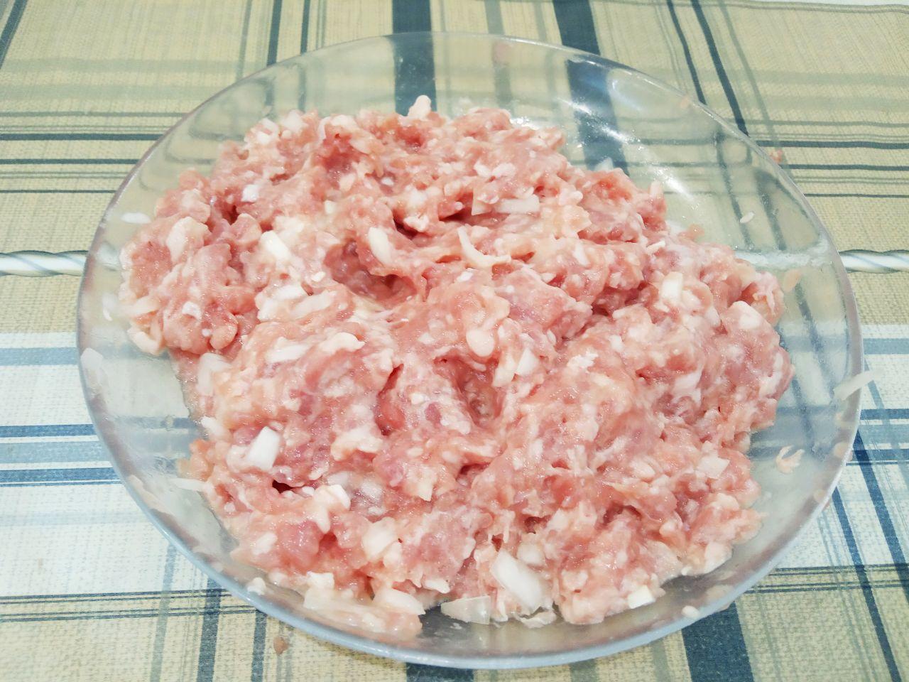 Вкусная закуска из кабачков с фаршем и сыром: Тщательно мясную начинку размешиваем.