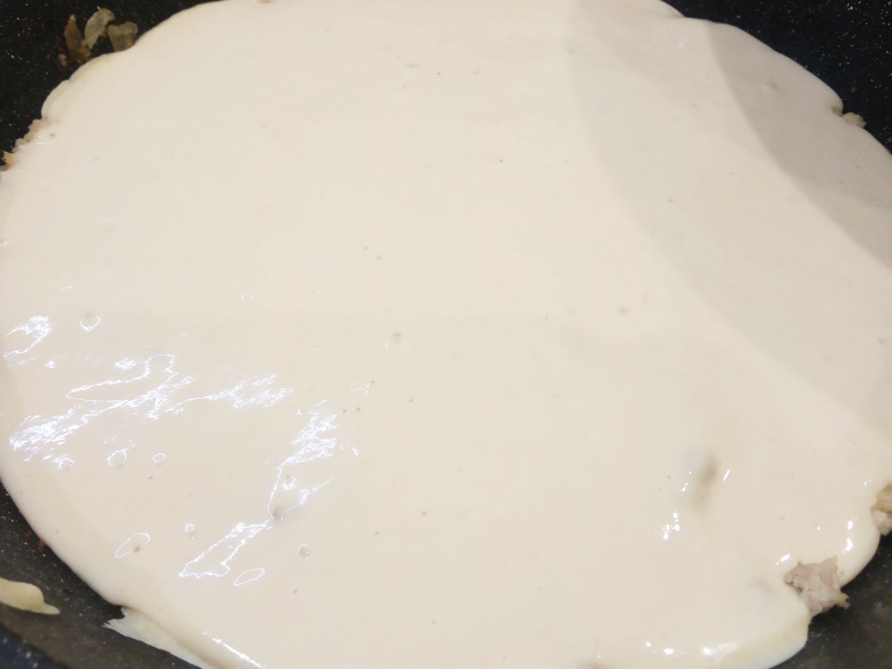 Заливной пирог с фаршем и луком на сковороде, просто и вкусно: Тесто выливаем на мясную начинку и накрываем крышкой, выпекаем на слабом огне около 15 минут.