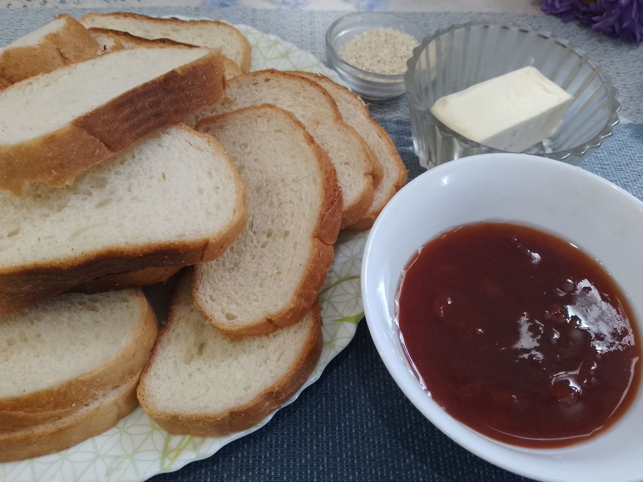 Десерт к чаю из батона, джема, сливочного масла и кунжута