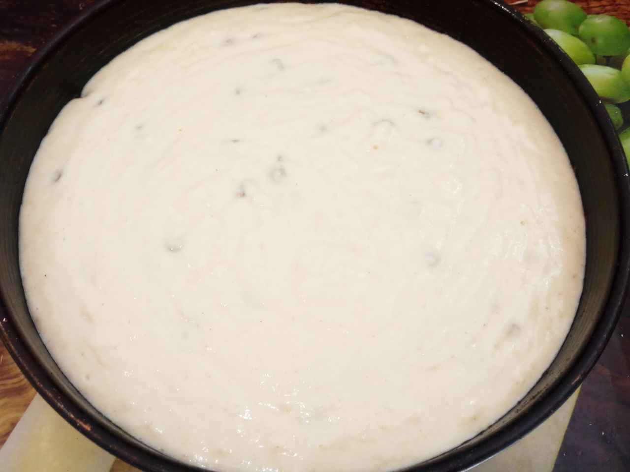 Пирог из манной крупы, изюма и муки, простой и вкусный: Форму застилаем пергаментом и выливаем тесто.