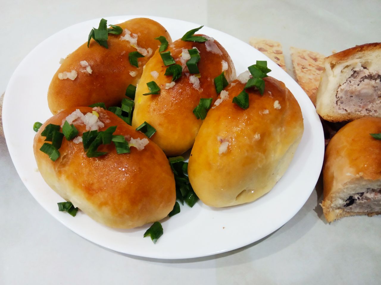 Пирожки с фасолевой начинкой в чесночной заливке, просто и вкусно: Пирожки с фасолевой начинкой окунаем в чесночную заливку и складываем на блюдо. С капустной начинкой по