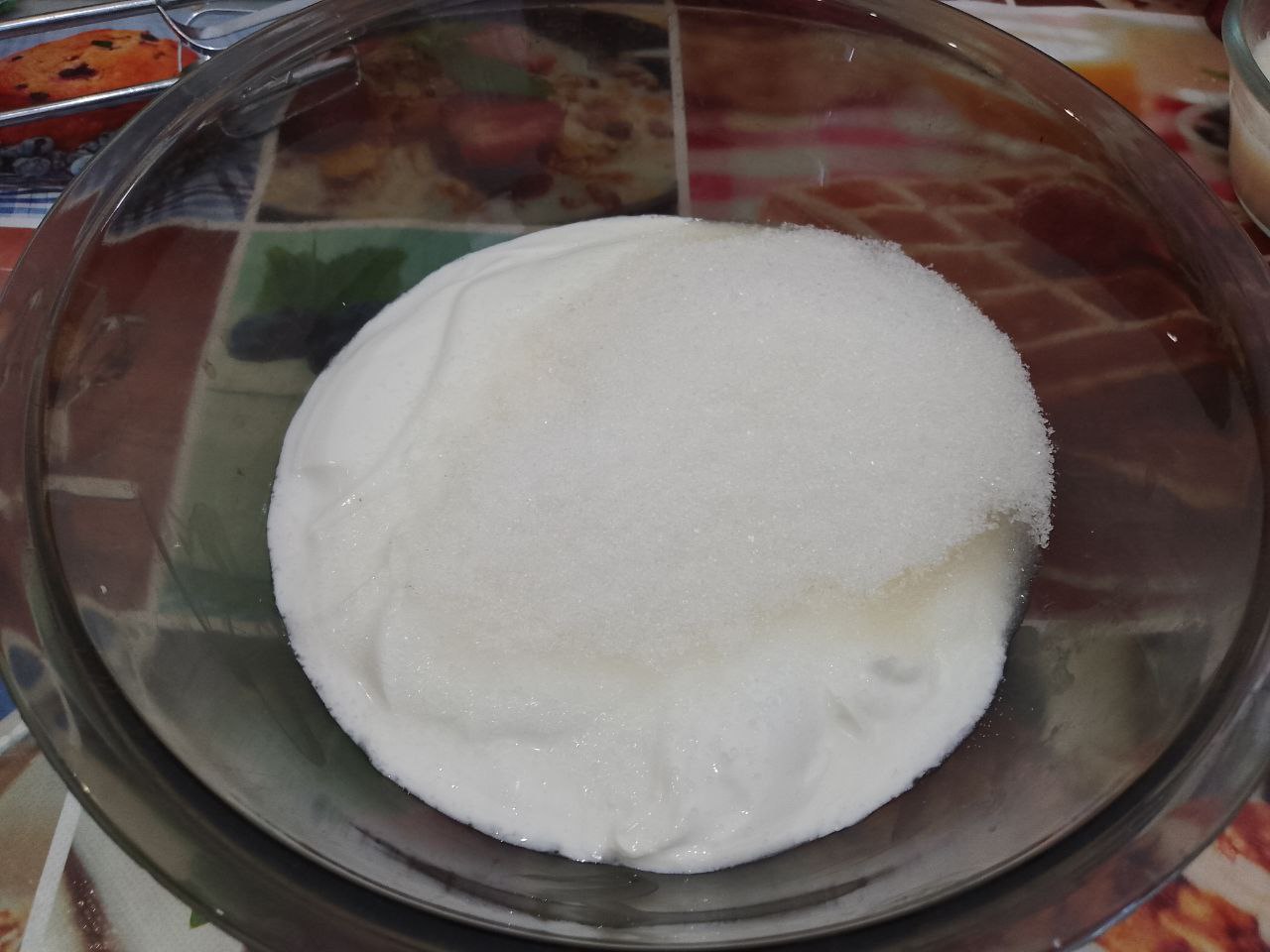Клубничное желе из ягод клубники и сметаны, нежное и вкусное: В сметану добавляем сахар и ванилин, взбиваем миксером или венчиком, так быстрее растворится сахар.