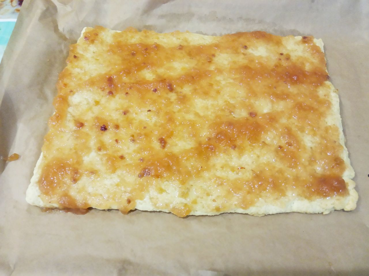 Песочное пирожное с джемом, в шоколадной глазури: Коржи охлаждаем и промазываем нижний корж равномерно джемом. Оставляем на час, чтобы пропитались джемом.