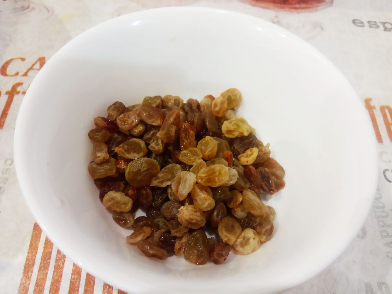 Запеканка из макарон с творогом, изюмом и вишней, просто и вкусно: Изюм промываем горячей водой и просушиваем.
