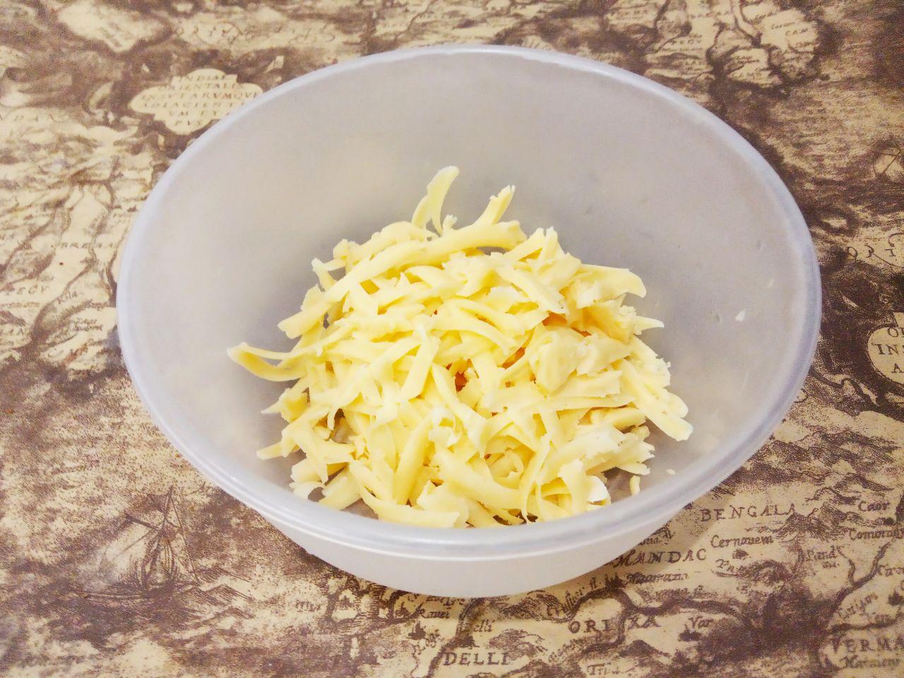 Вкусные и аппетитные горячие бутерброды с сыром и помидорами: Твердый сыр натираем половину на крупной терке, половину на мелкой.