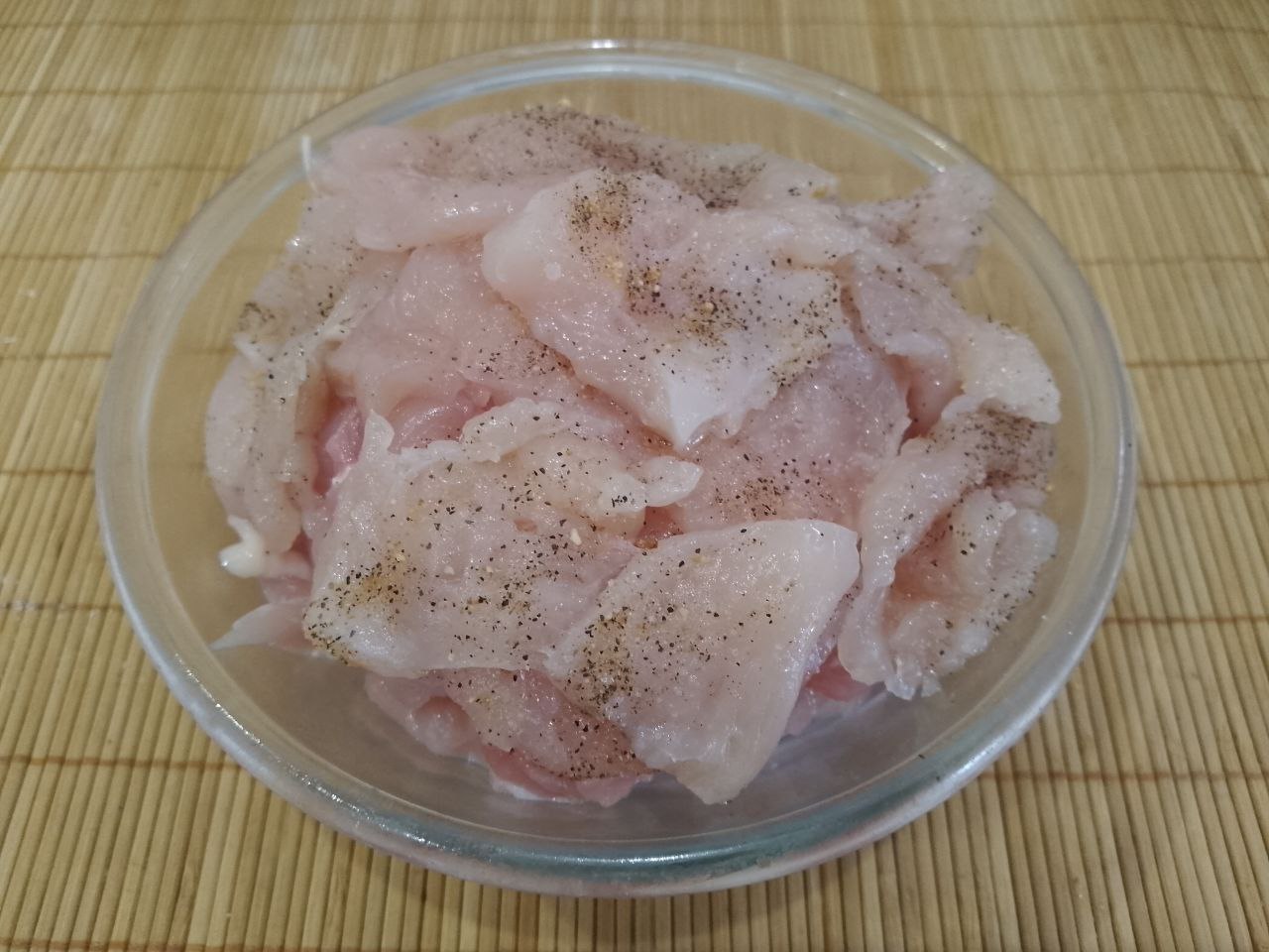 Картофель с мясом, помидорами и сыром запеченный в духовке: Куриное филе промываем водой, просушиваем и разрезаем на небольшие кусочки.