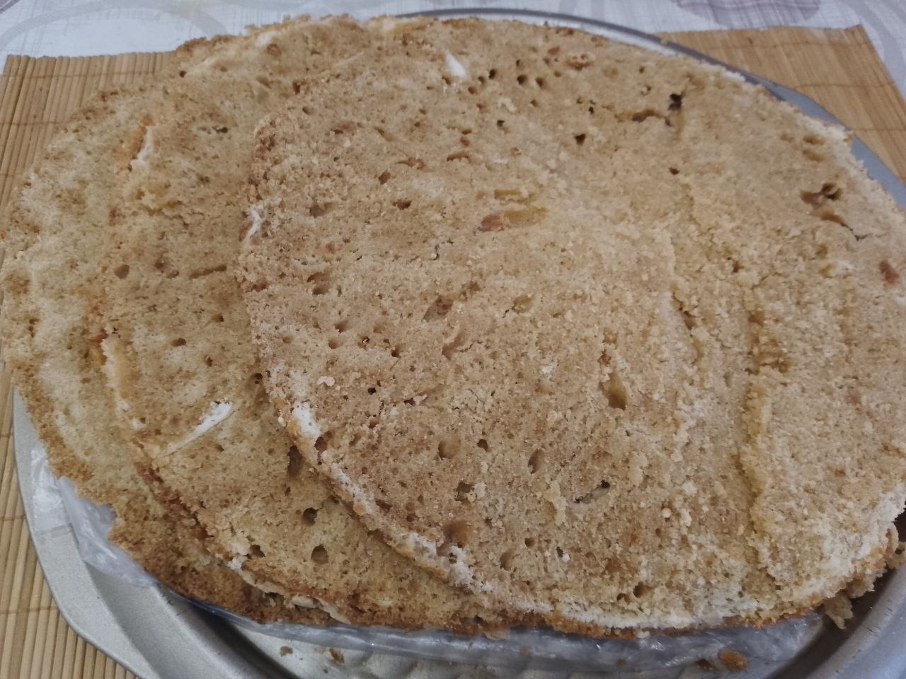 Пирог с кремом из сметаны и вареного сгущенного молока, нежный и мягкий: Корж разрезаем на три части, по желанию пропитываем сиропом. Я не пропитывала, так как корж влажный.