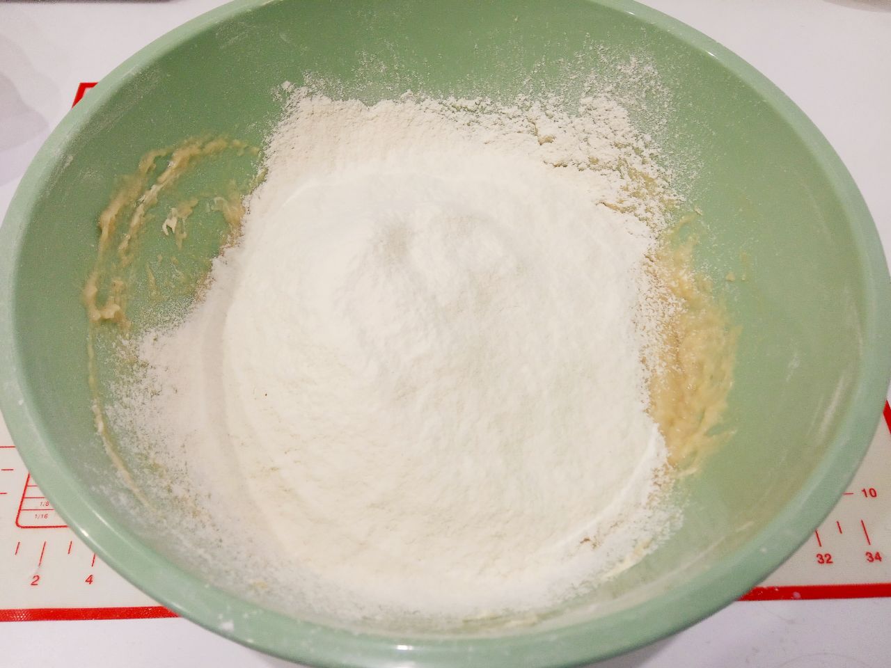 Булочки с изюмом в мучной крошке, воздушные и вкусные: Добавляем оставшуюся муку, замешиваем мягкое и нежное тесто.