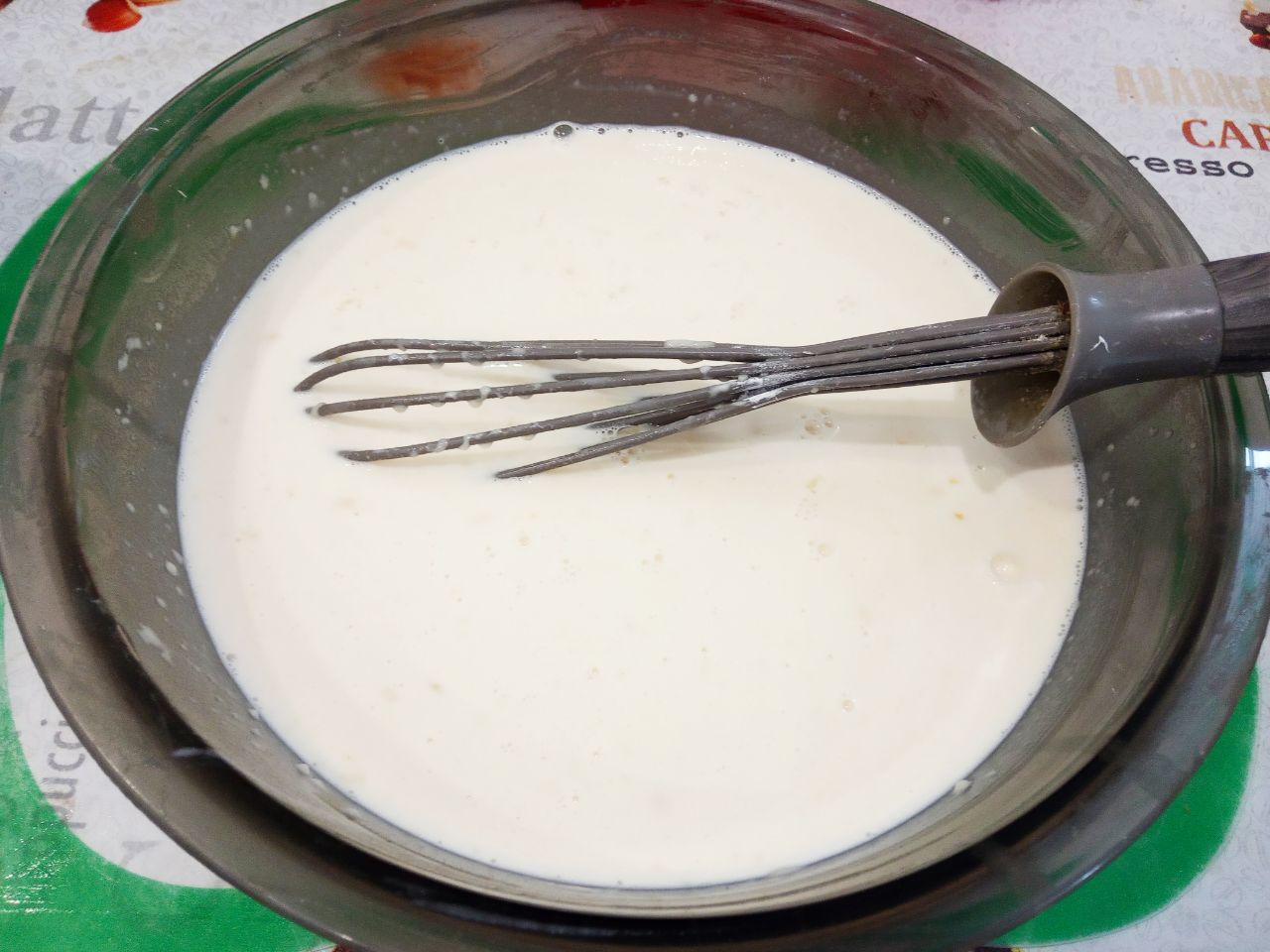Блины с творожной начинкой, вкусные и аппетитные: Молоко подогреваем и вливаем в смесь, тщательно размешиваем.