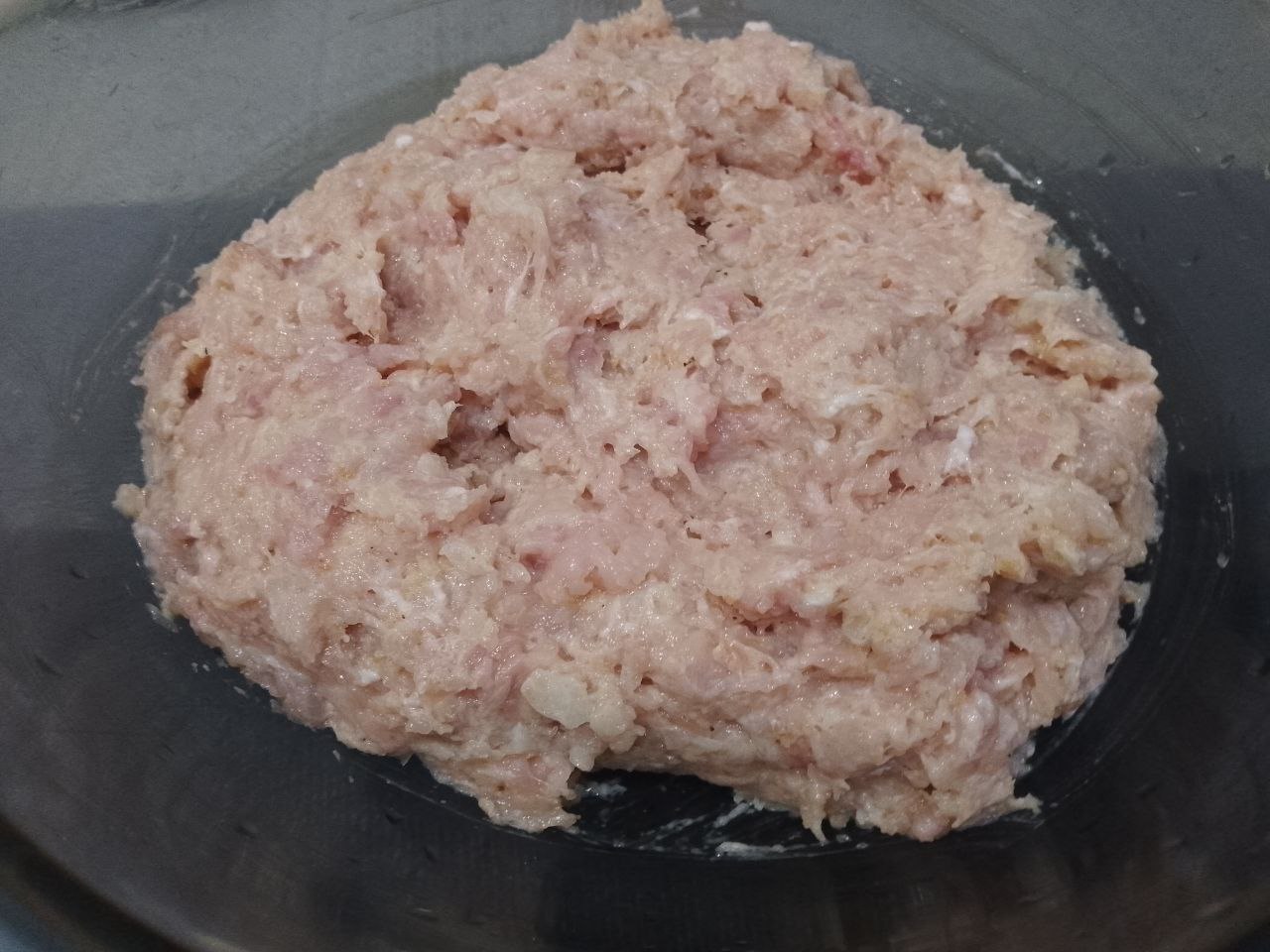 Зразы из куриного мяса, грибов и сыра, в духовке: Грибы промываем, очищаем и разрезаем на ломтики.