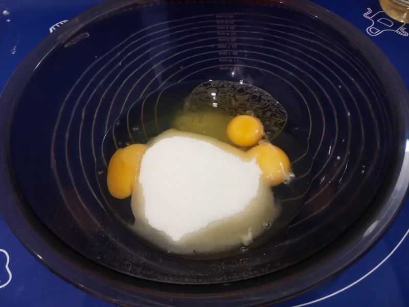 Булочки воздушные, мягкие, слоистые и вкусные: В чаше соединяем яйца, сахар и ванильный сахар, размешиваем венчиком.