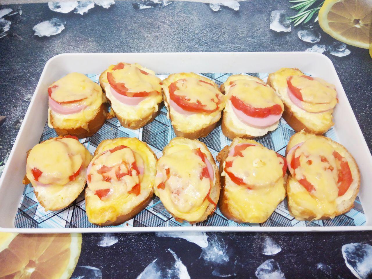 Вкусные и аппетитные горячие бутерброды с сыром и помидорами