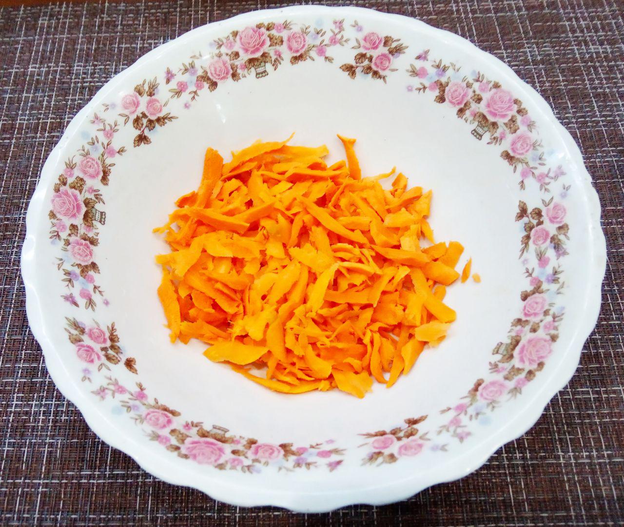 Суп с мясными фрикадельками, просто и вкусно: Морковь очищаем от кожуры и натираем на терке.