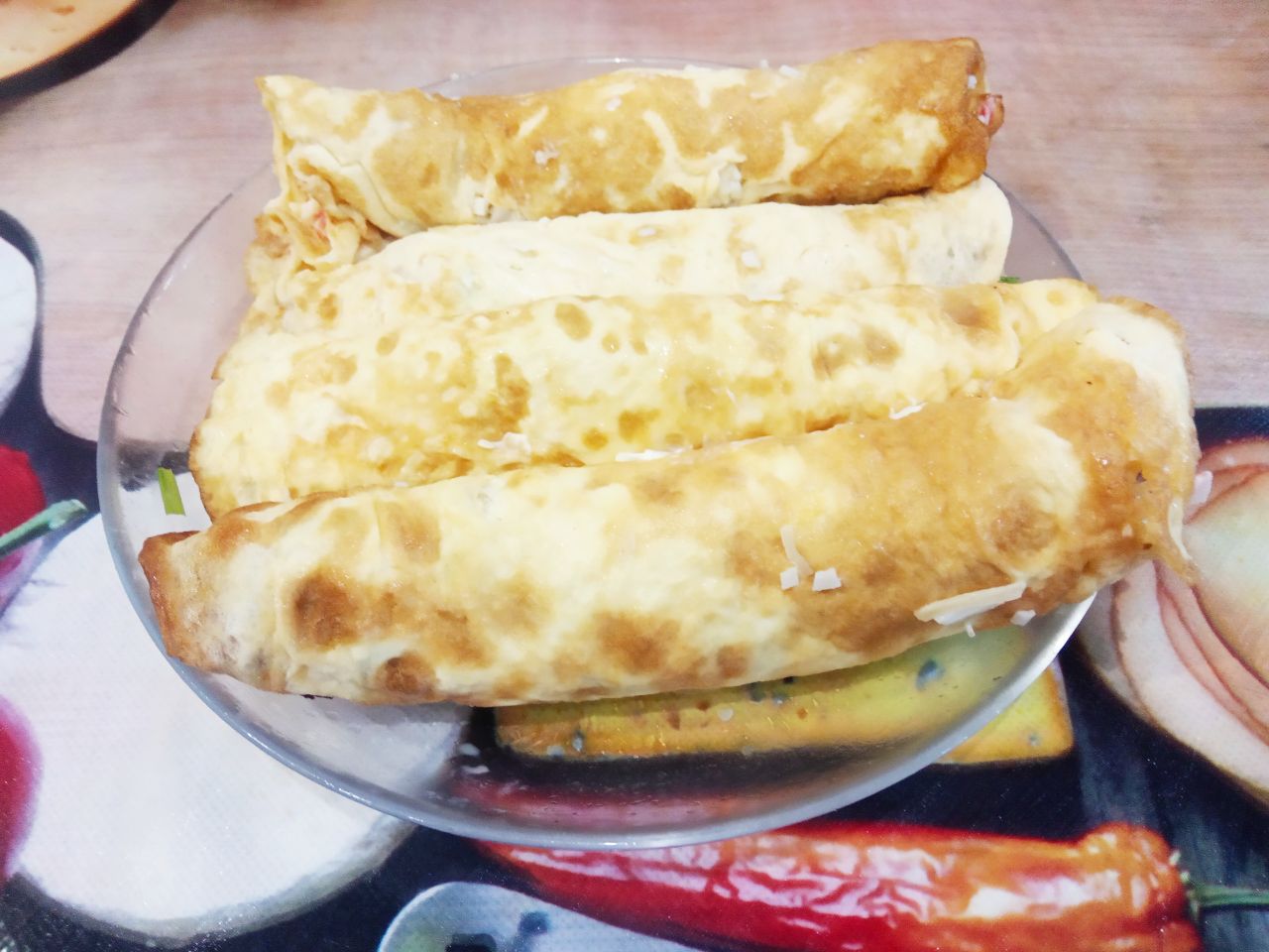 Закуска из яичных блинов с начинкой, просто и вкусно: Рулеты разрезаем на небольшие полоски.