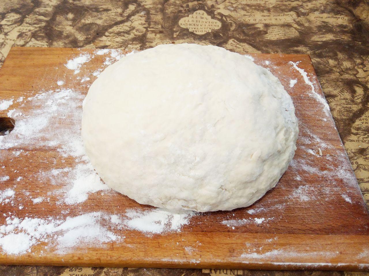 Вареники с мясом на пару: Добавляем частями муку и замешиваем мягкое и нежное тесто.