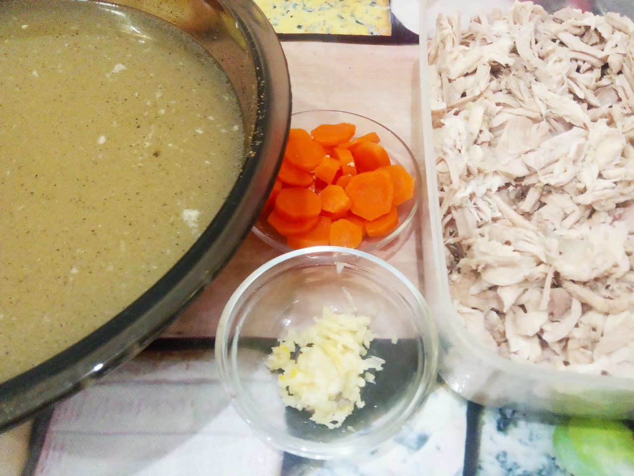 Домашний холодец, в мультиварке: Выкладываем мясо в миску, отделяем мясо от костей и мясо разрезаем на небольшие кусочки. Мясо кладем в