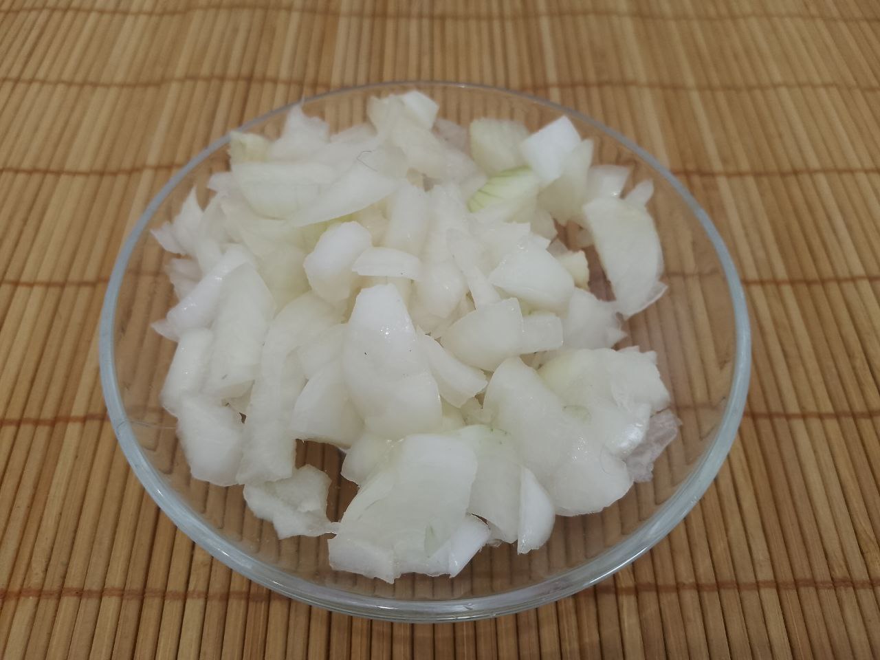 Перец с мясной начинкой и овощами, в духовке: Лук очищаем, промываем и мелко нарезаем.