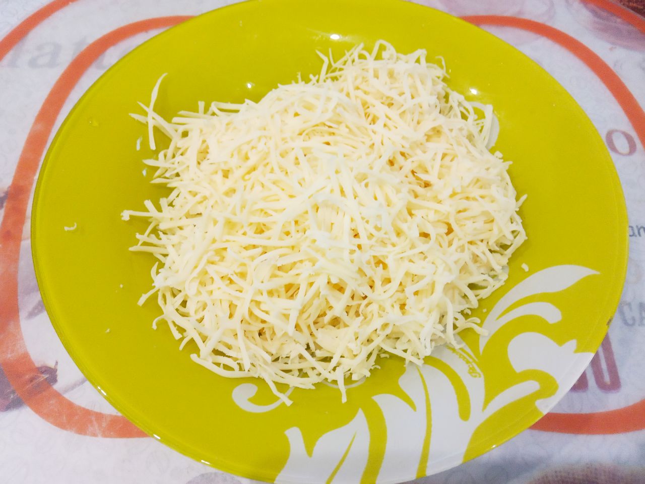 Мясные стожки с сыром и картофельным пюре: Твердый сыр натираем на средней терке.