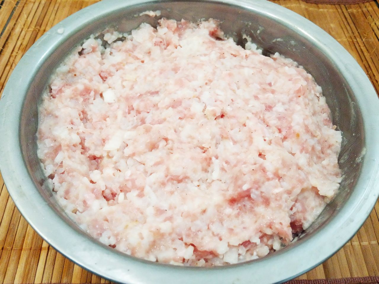 Патиссоны запеченные с фаршем, рисом и сыром: Фарш соединяем с рисом, добавляем лук, яйцо, сухой чеснок, соль и перец по вкусу. Начинку тщательно