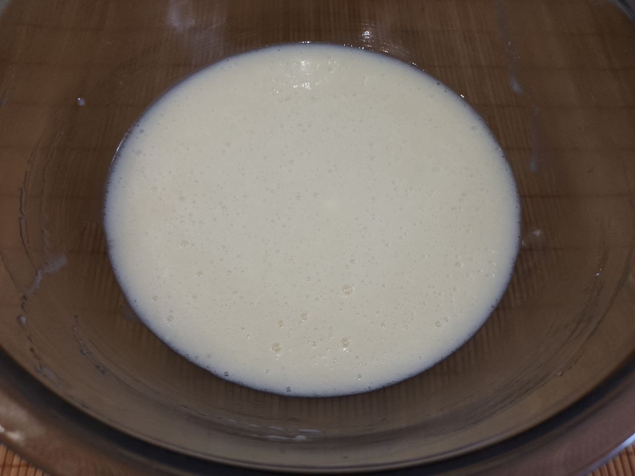 Мягкие вафли с ягодами, просто и вкусно: Добавляем сметану и растительное масло, размешиваем.