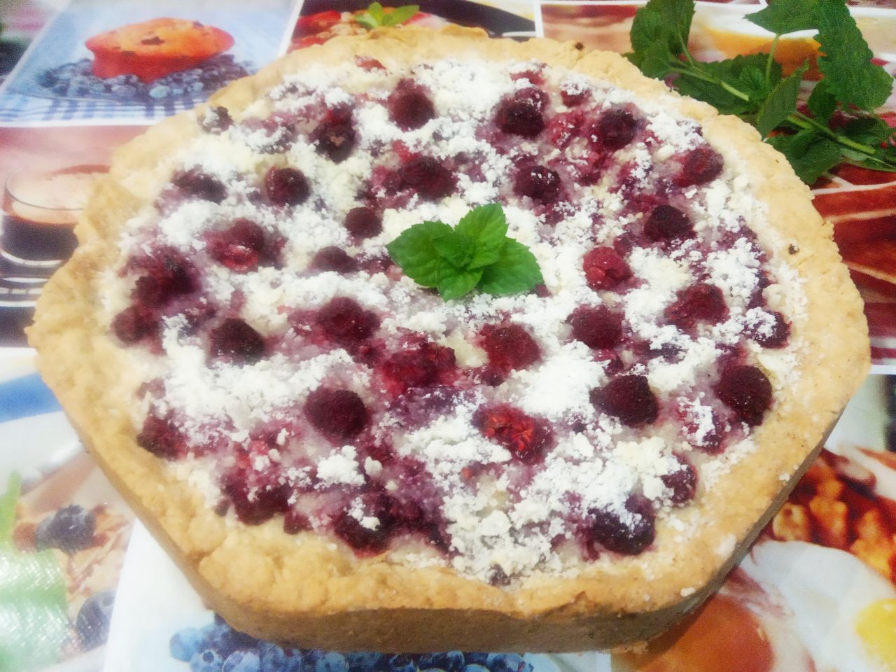 Песочный пирог с начинкой из свежих ягод малины и штрейзельной крошки