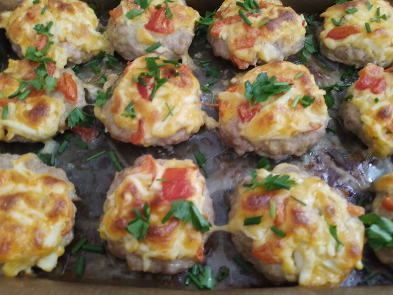 Мясные котлеты с начинкой, запеченные в духовке: Запеченные котлеты достаем из духовки, посыпаем зеленью и подаем к столу с соусом, овощами или гарниром.
