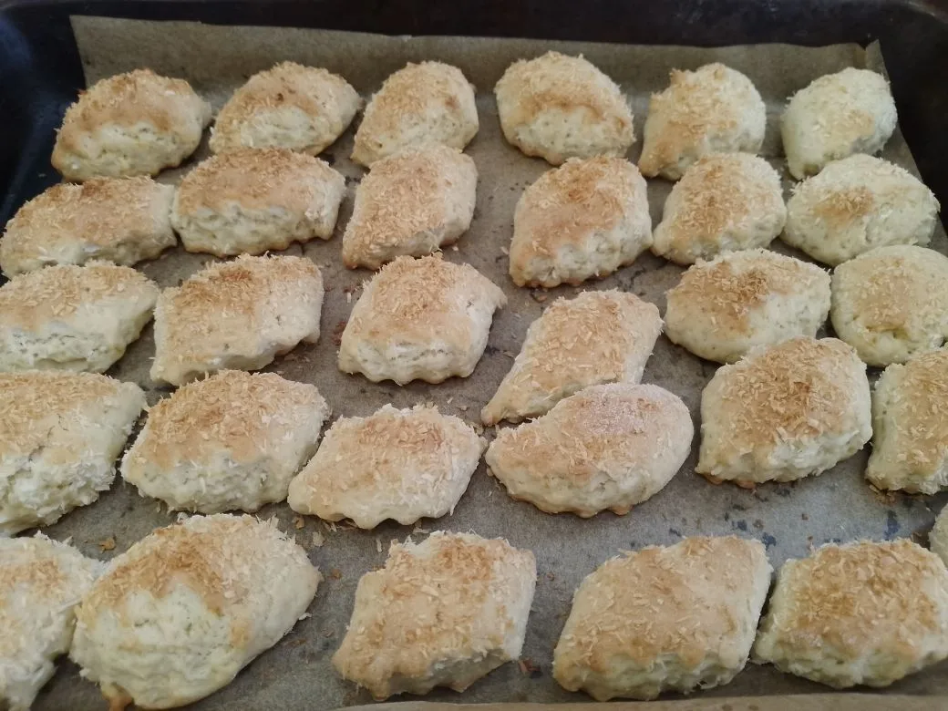 Простой рецепт печенья с кокосовой стружкой, без яиц: Разогреваем духовку до 180 С и ставим печенье для выпекания. Печенье выпекаем 20-25 минут, я выпекала менее