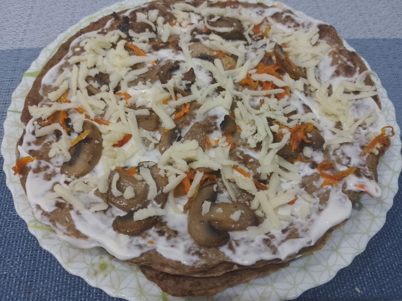 Блины из печени с грибной начинкой, вкусные и сытные: Посыпаем сверху тертым сыром.