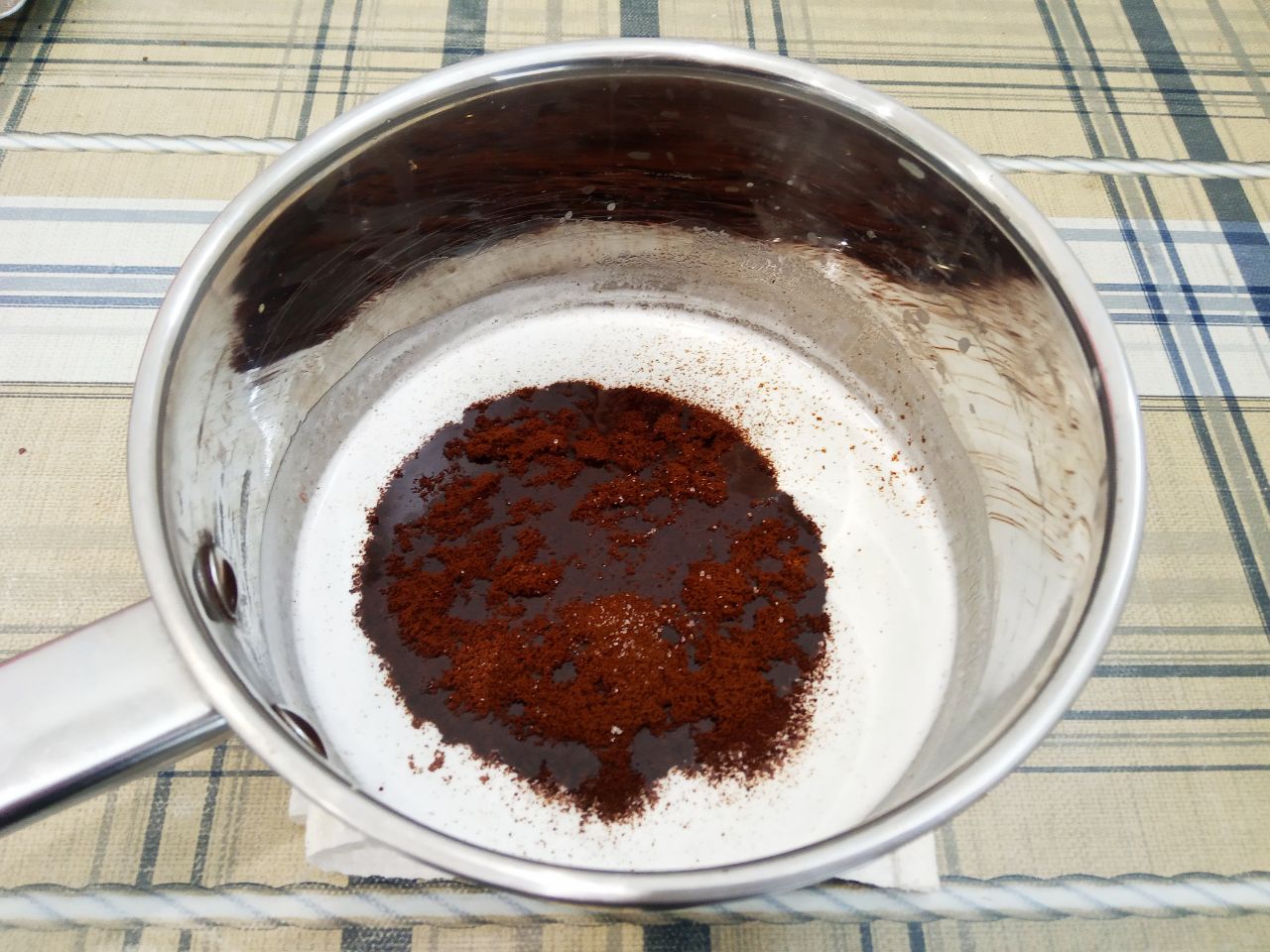 Кофейное печенье с изюмом на растительном масле, мягкое и воздушное: Добавляем кофе и размешиваем.