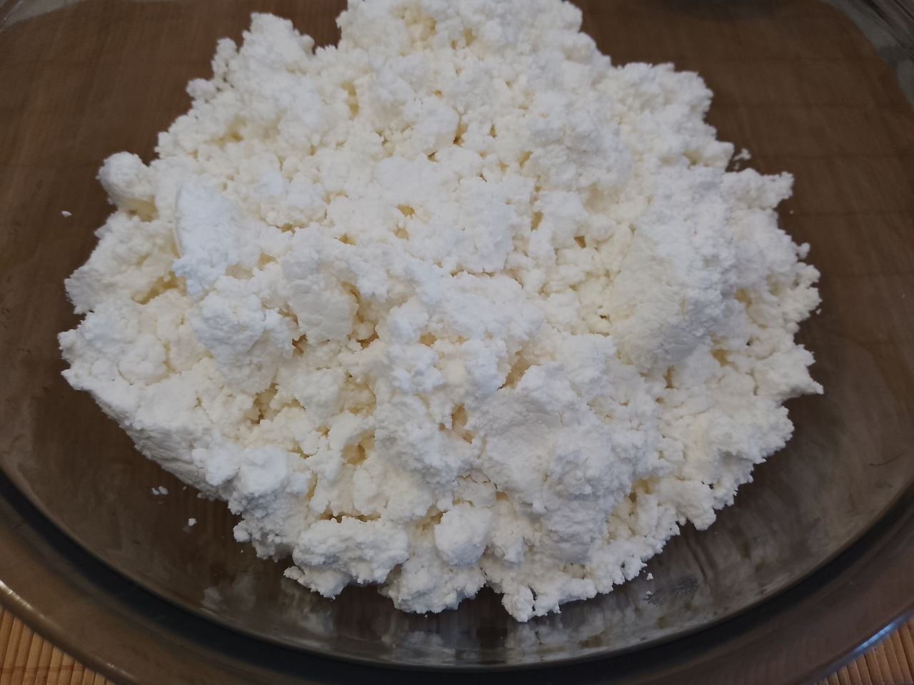 Творожная запеканка с изюмом, нежная и вкусная: Творог хорошо растираем если крупинками.
