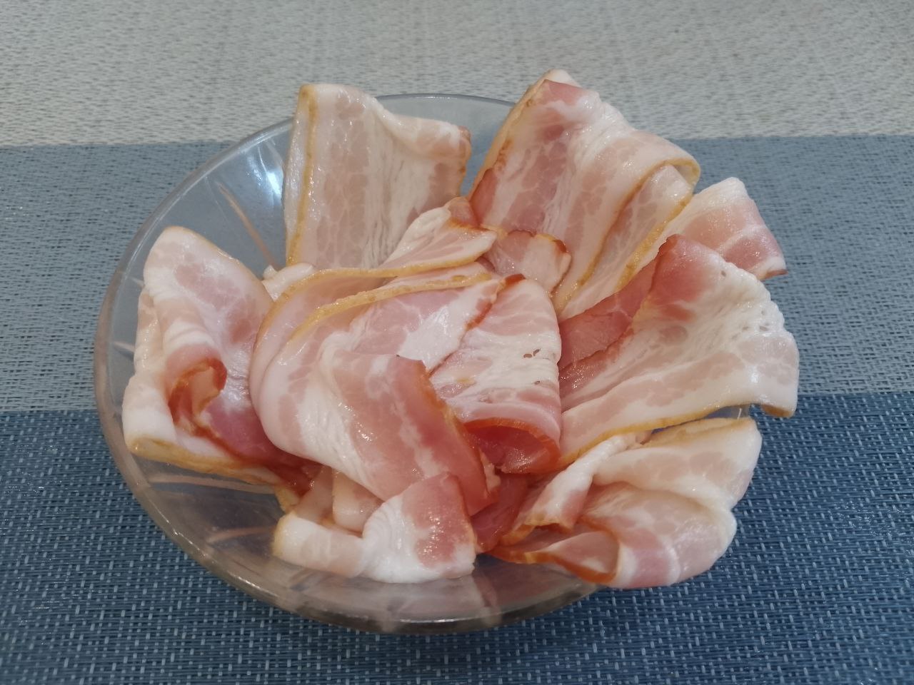 Картофель с сыром, в беконе, запеченный в духовке: Заворачиваем картофель беконом.