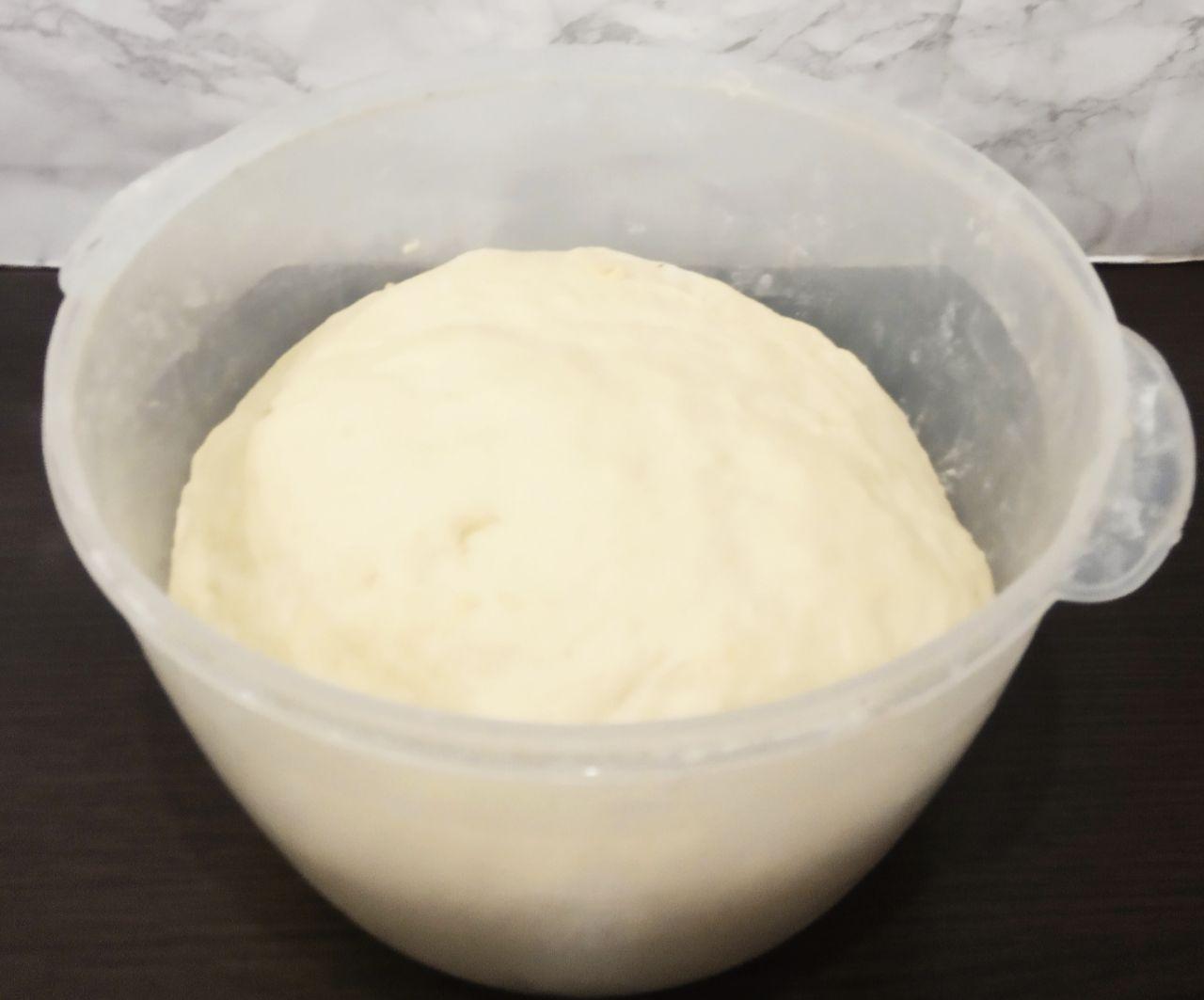 Вкусные жареные пирожки из дрожжевого теста со сливами: Накрывает тесто салфеткой или полотенцем и оставляем для подъема на 1, 5 часа.