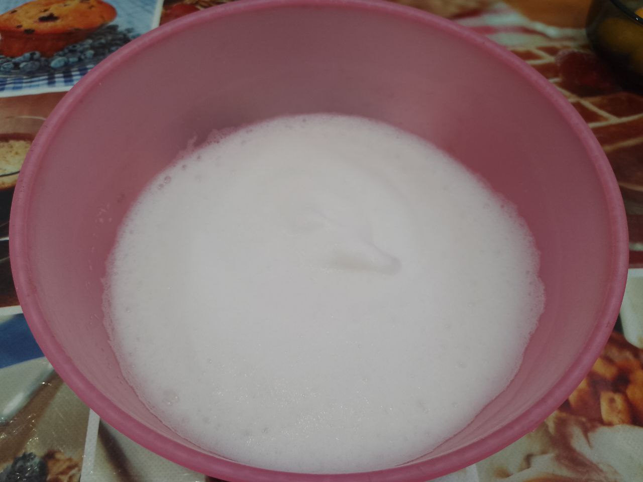 Бисквитный торт с клубникой и взбитыми сливками, нежный и вкусный: В белки добавляем щепотку соли и вбиваем до пышной пены.