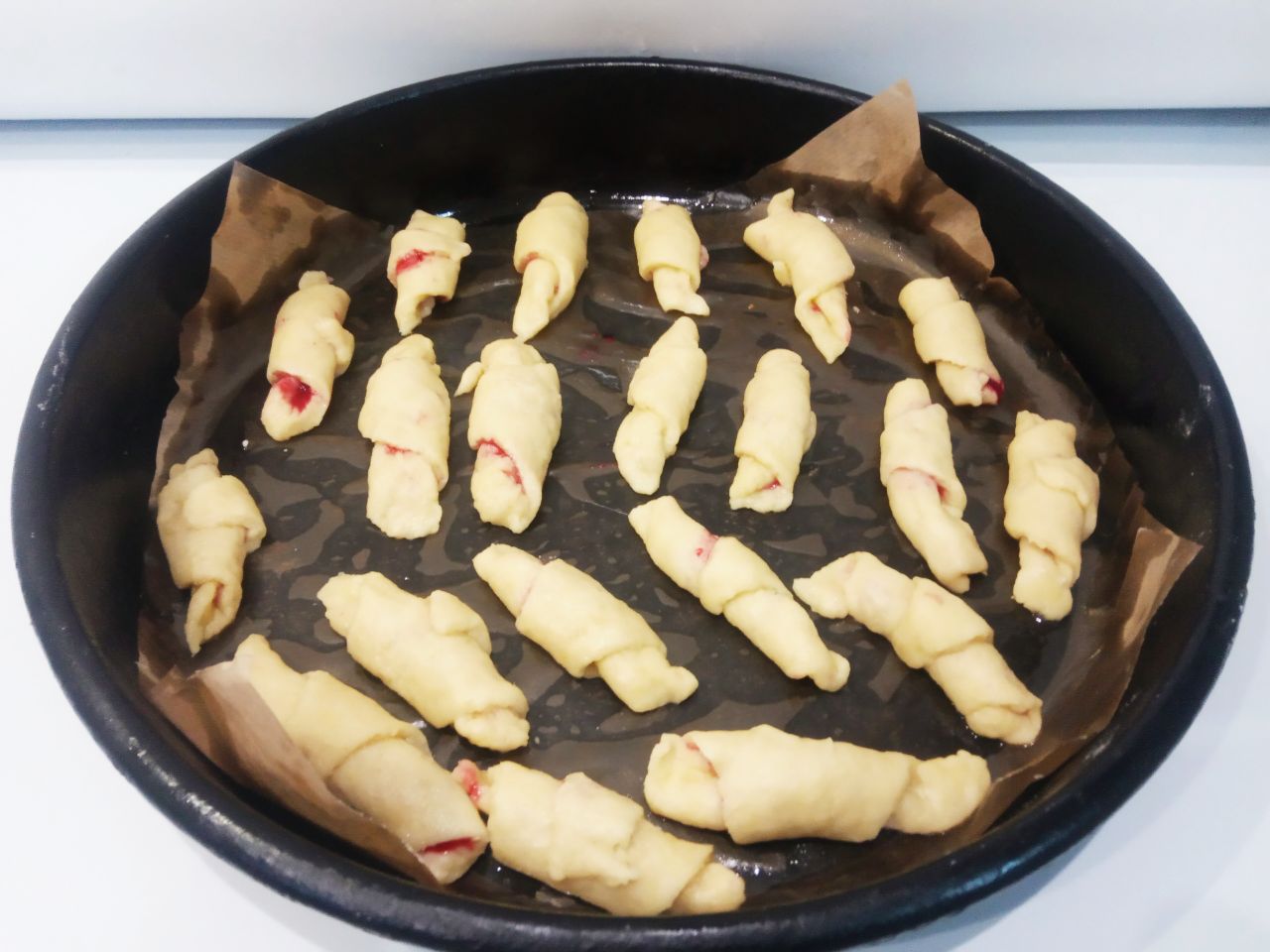 Рогалики с джемом на сметане, без яиц, просто и вкусно: Противень застилаем пергаментом, если пергамент не требует смазывания маслом, не смазываем, но мой пергамент