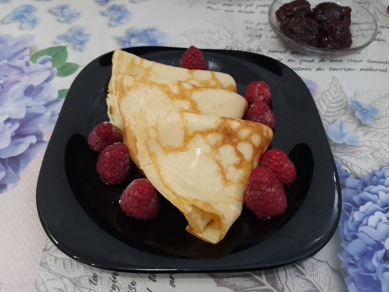 Блины со сливочным маслом, сахаром и ягодами