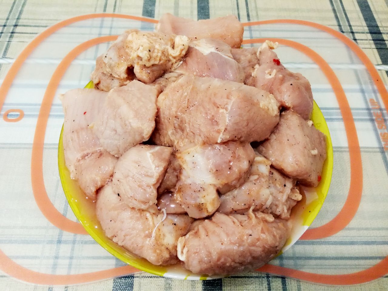 Мясо запеченное со специями в рукаве, нежное и сочное: Мясо перемешиваем, ставим в холодильник на пару часов, пусть мясо маринуется.