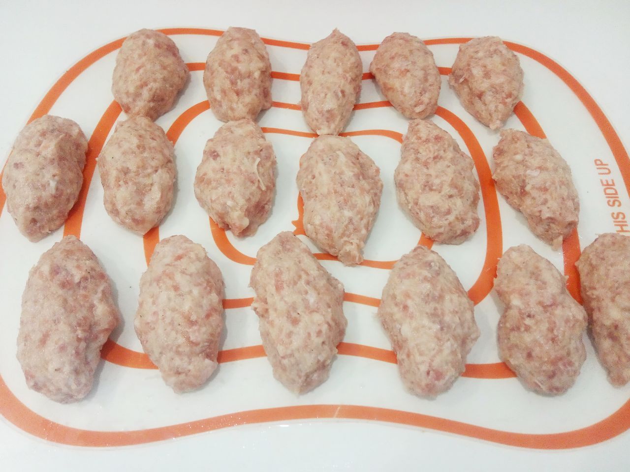 Котлеты с добавление манной крупы, нежные и сочные: Котлетную массу разделяем на ровные части и формируем котлеты.