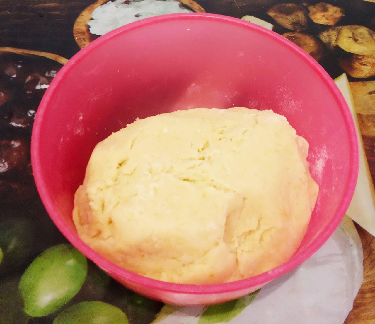 Вкусные и аппетитные сочни с творогом: Тесто кладем в холодильник на один час.