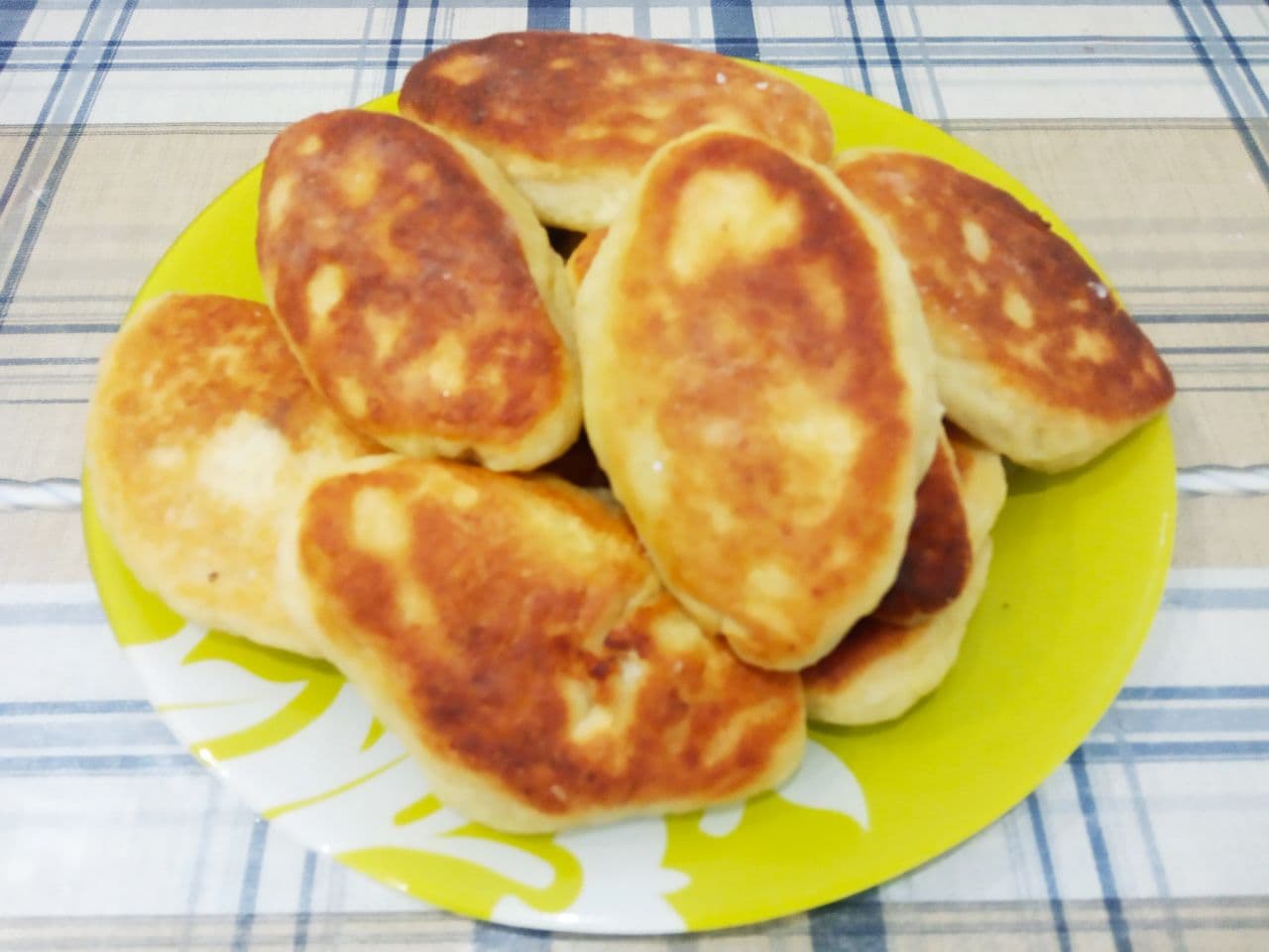 Пирожки с мясной начинкой из картофельного дрожжевого теста, жареные на сковороде