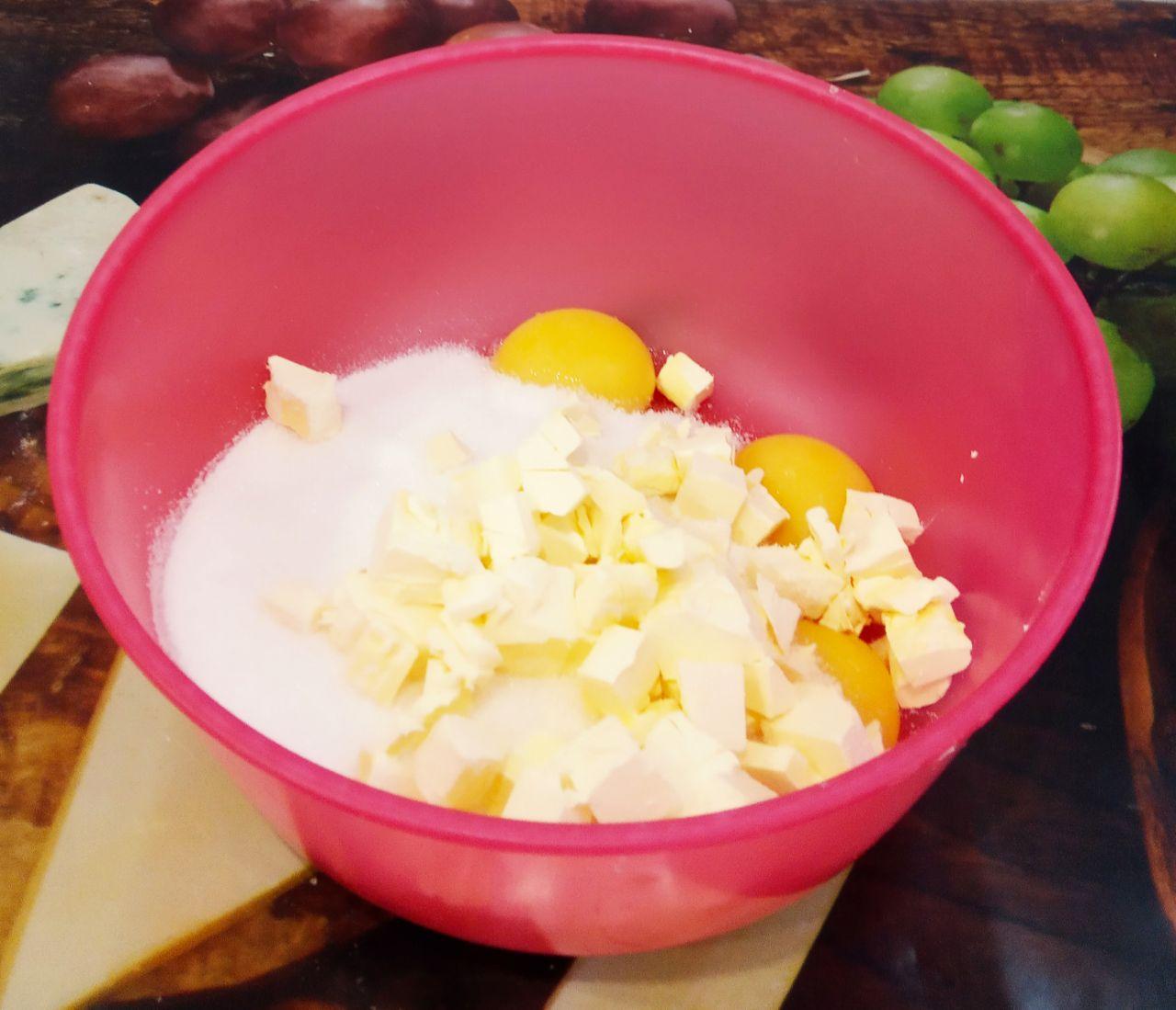 Вкусный и ароматный кофейный торт с заварным сливочным кремом: В посуду с желтками добавляем сахарную пудру или сахар и маргарин. Взбиваем массу до густой пены.