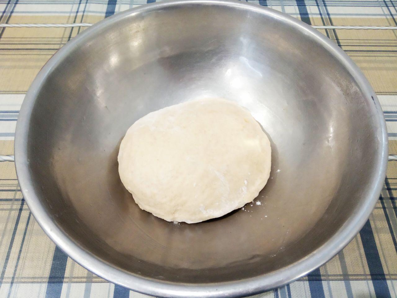 Пицца домашняя, просто, быстро и вкусно: Добавляем больше половины муки в смесь, размешиваем лопаткой затем добавляем оставшуюся муку и вымешиваем до