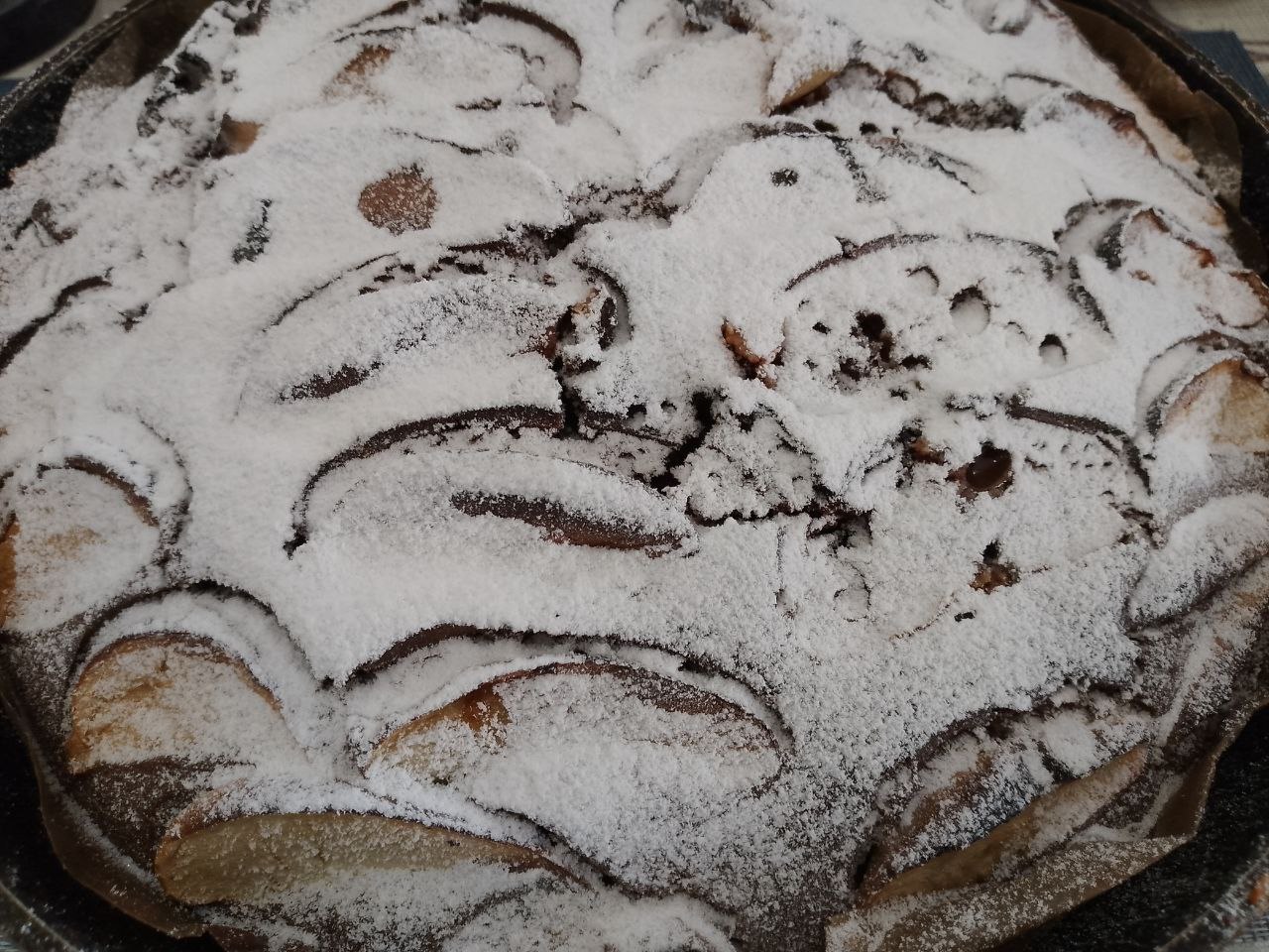 Шоколадный пирог с вареньем и яблоками: Достаем пирог из духовки, посыпаем сахарной пудрой и охлаждаем в форме.