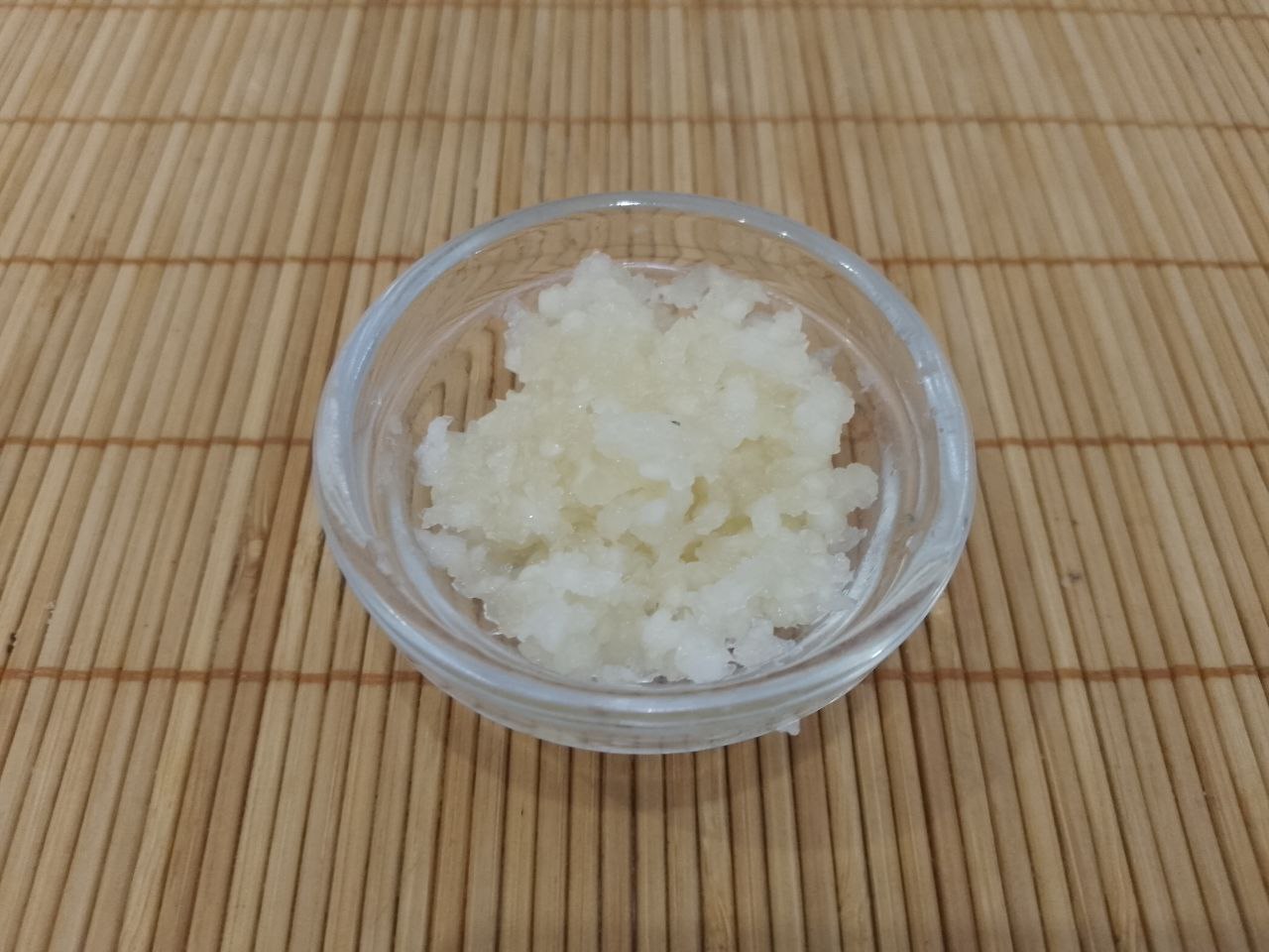 Кабачки жареные с чесноком, майонезом и укропом: Чеснок очищаем от шелухи, промываем и продавливаем через чесночницу.