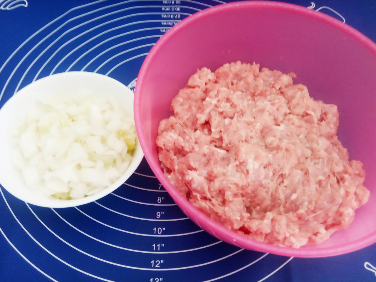 Жареные пирожки из творожного теста, с фаршем и луком, вкусные и аппетитные: Лук очищаем, промываем и измельчаем.