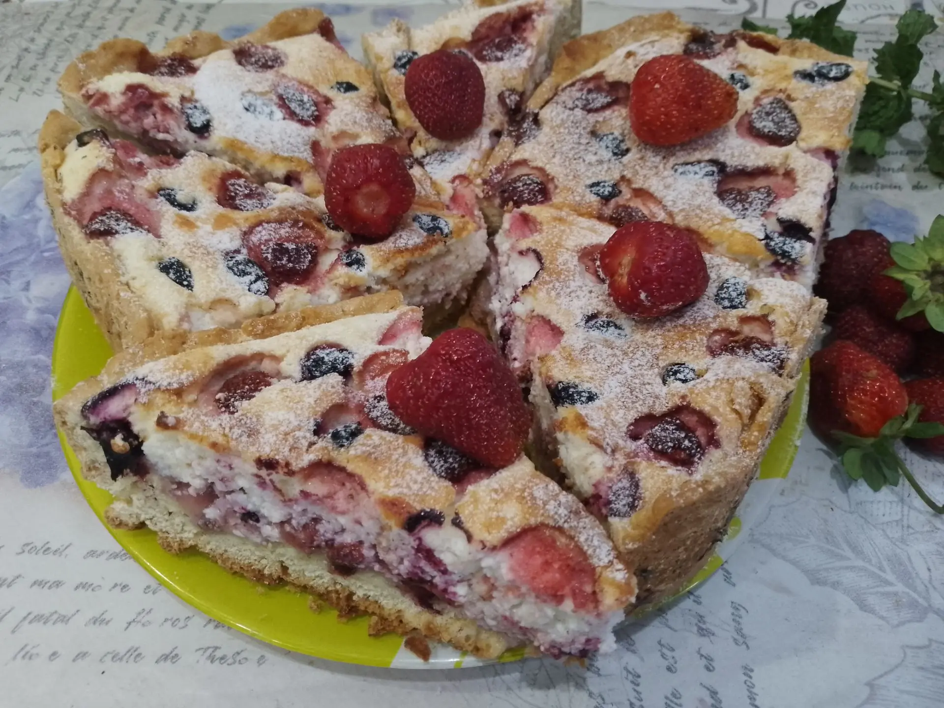 Песочный пирог с начинкой из творога, взбитых белков и ягод клубники